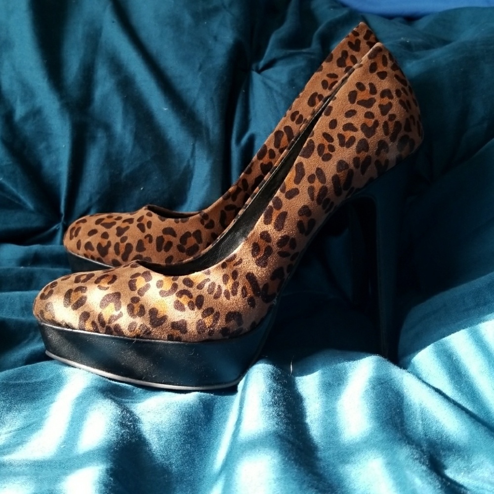 Shoes - Picture 3 of 4